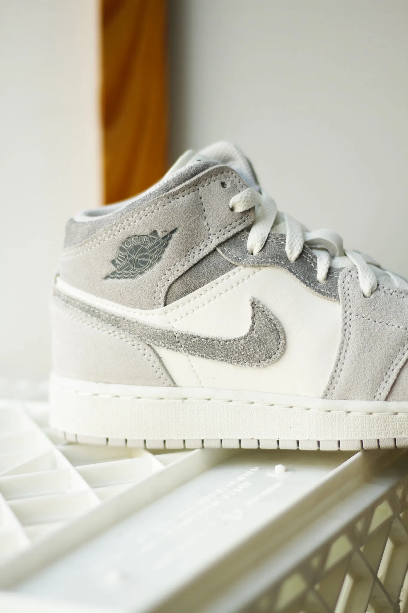 AIR JORDAN 1 MID SE (GS) "NEUTRAL GREY"